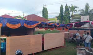 Salah satu TPS yang sedang dibangun di halaman Kantor Kelurahan Mandala – Surya Papua/Frans Kobun