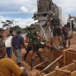 Satgas Pamtas RI-PNG sedang bersama masyarakat membangun Gereja Katolik di Kampung Woropko – Surya Papua/IST