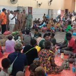 Bupati Merauke, Romanus Mbaraka saat menemui ratusan warga di GOR Hiad Sai sebelum dipulangkan ke rumah masing-masing – Surya Papua/Frans Kobun