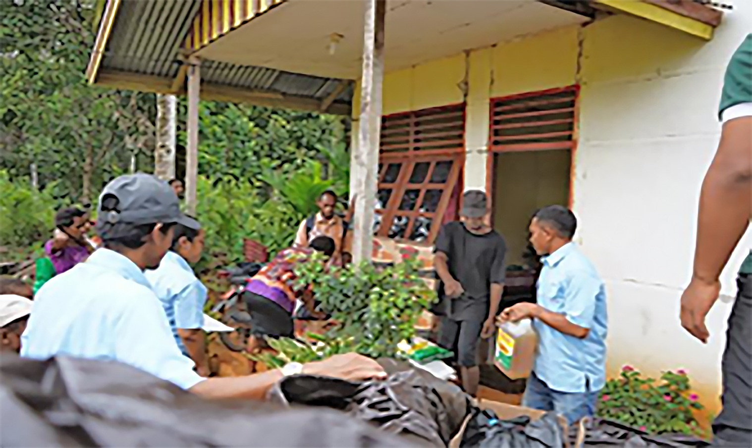 Pihak perusahaan mengantarkan langsung bantuan bahan makanan di rumah – rumah masyarakat – Surya Papua/IST