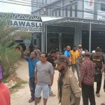 Caleg OAP saat mendatangi Kantor Bawaslu Kabupaten Merauke – Surya Papua/Frans Kobun
