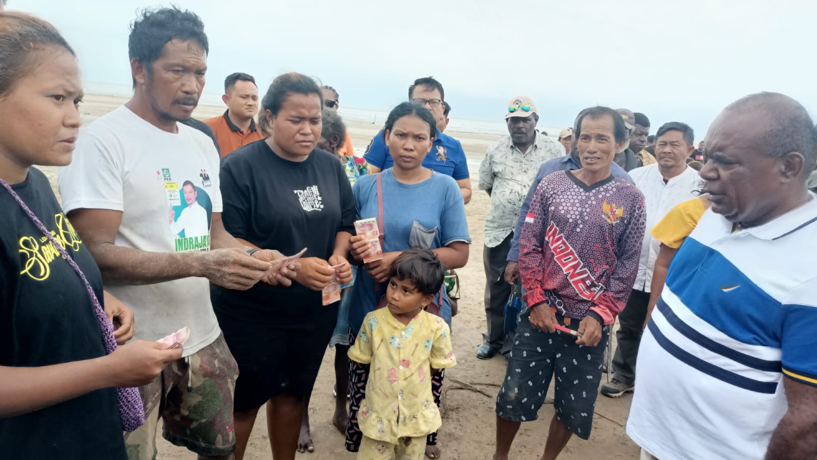 Para korban menerima bantuan dana yang diberikan Bupati Merauke, Romanus Mbaraka – Surya Papua/Frans Kobun