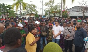 Aksi demonstrasi yang dilakukan ratusan OAP di Libra beberapa hari lalu – Surya Papua/Frans Kobun