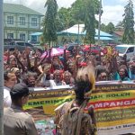 Mama-Mama Papua saat berada di halam Kantor MRP Provinsi Papua Selatan – Surya Papuua/Frans Kobun