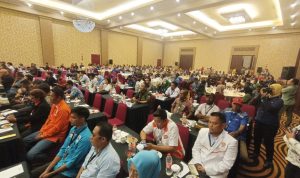 PPD dari 22 distrik dan perwakilan partai politik serta Muspida saat pembukaan pleno penghitungan surat suara tingkat kabupaten – Surya Papua/Frans Kobun