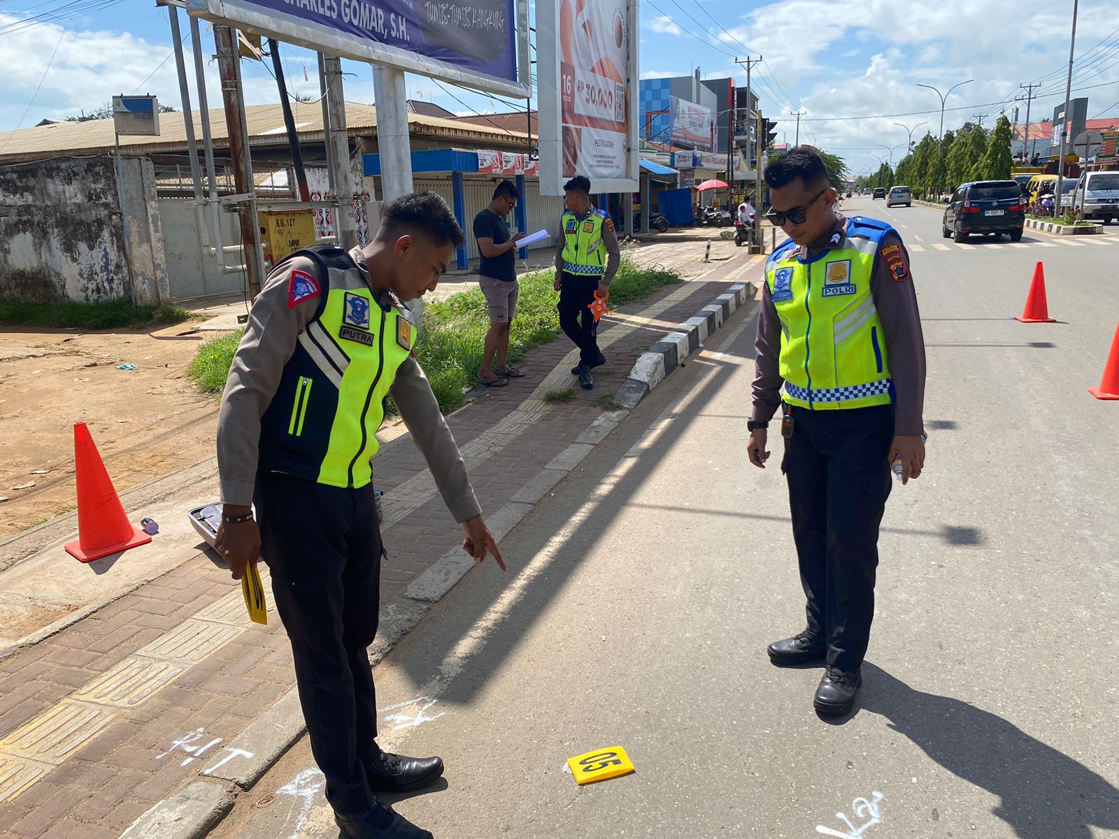 Aparat kepolisian dari Satlantas Polres Merauke sedang melakukan olah tempat kejadian perkara (TKP) – Surya Papua/IST