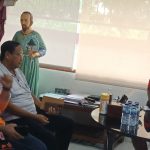 Kadis Sosial Kabupaten Merauke, Gentur Pranowo (kanan) saat mengikuti pertemuan bersama bupati dan para lurah tadi pagi – Surya Papua/Frans Kobun