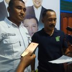 Ketua DPW PKB Provinsi Papua Selatan, Taufiq Latarissa didampingi sekretarisnya memberikan keterangan pers kepada sejumlah wartawan – Surya Papua/Frans Kobun