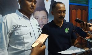 Ketua DPW PKB Provinsi Papua Selatan, Taufiq Latarissa didampingi sekretarisnya memberikan keterangan pers kepada sejumlah wartawan – Surya Papua/Frans Kobun