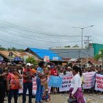 Chatarina Yaas, anggota Majelis Rakyat Papua Selatan (MRPS) sedang melakukan orasi – Surya Papua/Frans Kobun