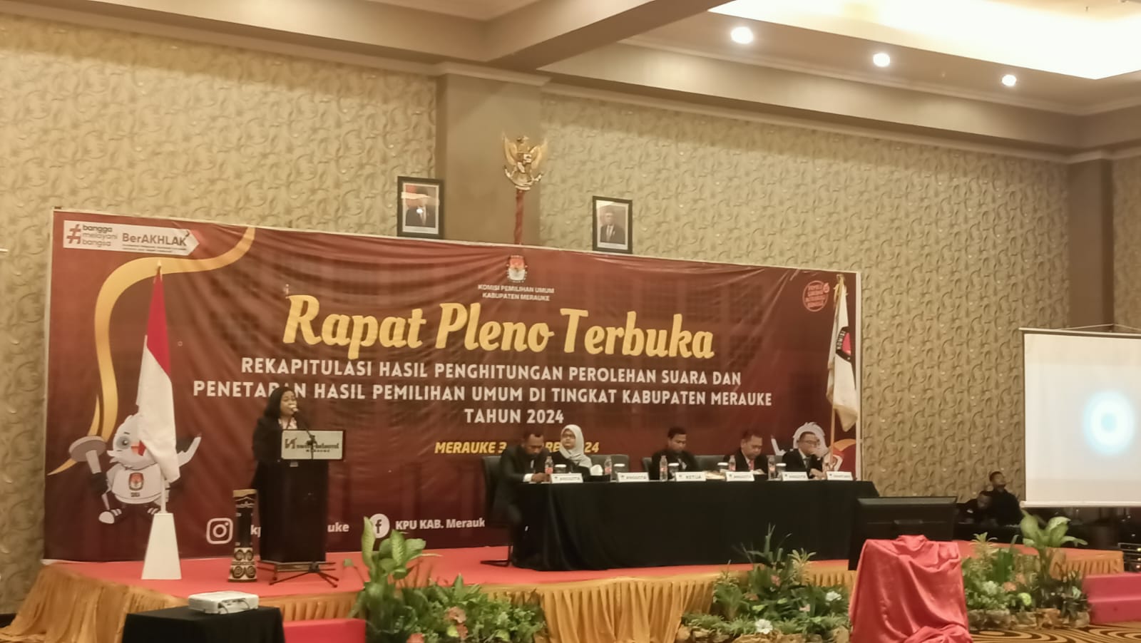 Proses rekapiulasi dan penghitungan surat suara oleh KPU Kabupaten Merauke – Surya Papua/Frans Kobun