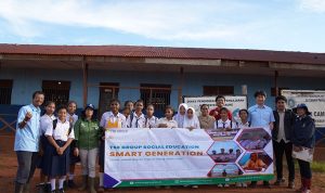 Foto bersama sisiwa – siswi SMKN 3 Boven Digoel dan guru – guru serta pihak TSE Group di halaman sekolah – Surya Papua/IST