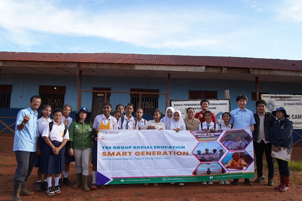 Foto bersama sisiwa – siswi SMKN 3 Boven Digoel dan guru – guru serta pihak TSE Group di halaman sekolah – Surya Papua/IST