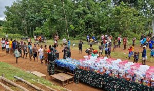 Bantuan sembako serta pakaian yang telah disiapkan untuk dibagikan kepada masyarakat di Kampung Kombut, Kabupaten Boven Digoel – Surya Papua/IST