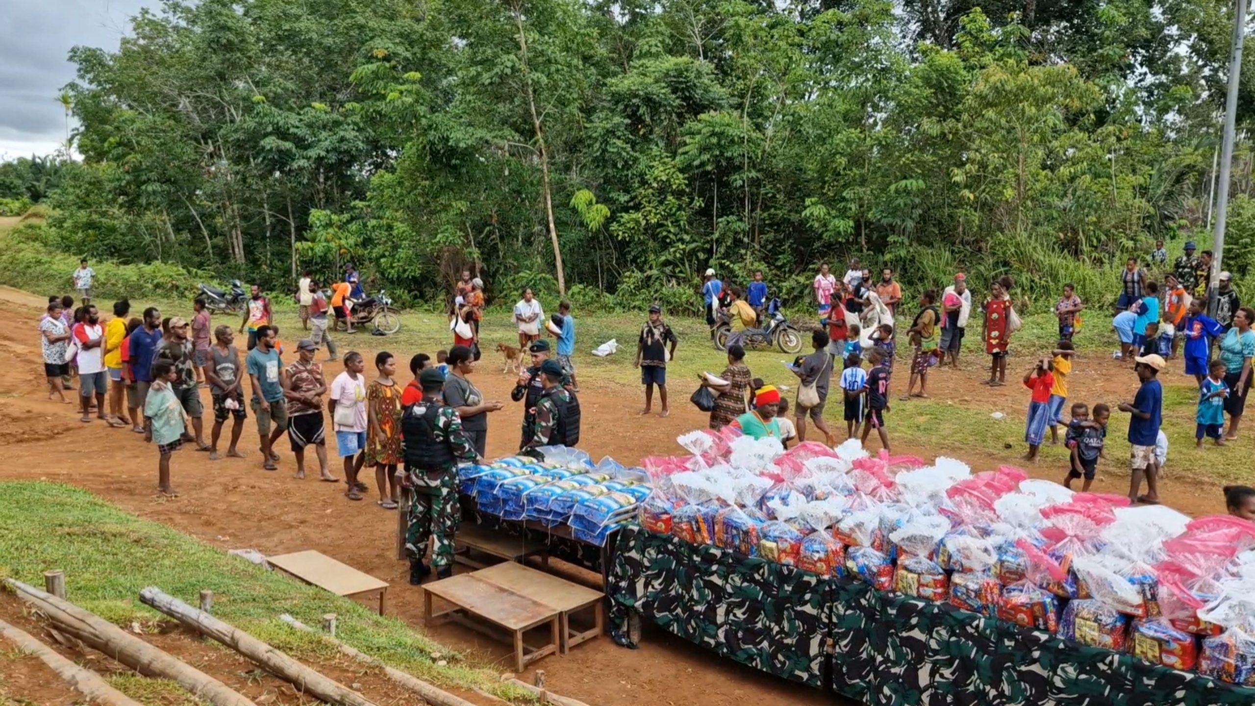 Bantuan sembako serta pakaian yang telah disiapkan untuk dibagikan kepada masyarakat di Kampung Kombut, Kabupaten Boven Digoel – Surya Papua/IST