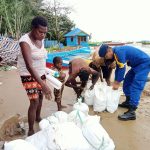 Bantuan karung serta makanan saji yang diberikan kepada masyarakat di Pantai Lampu Satu, Kelurahan Samkai – Surya Papua/IST