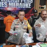 Sampel barang bukti ganja kering dalam kemasan yang siap diedarkan sedang ditunjuk. Tampak di belakang Kasi Humas Polres Merauke serta KBO Satnarkoda kedua tersangka – Surya Papua/Frans Kobun