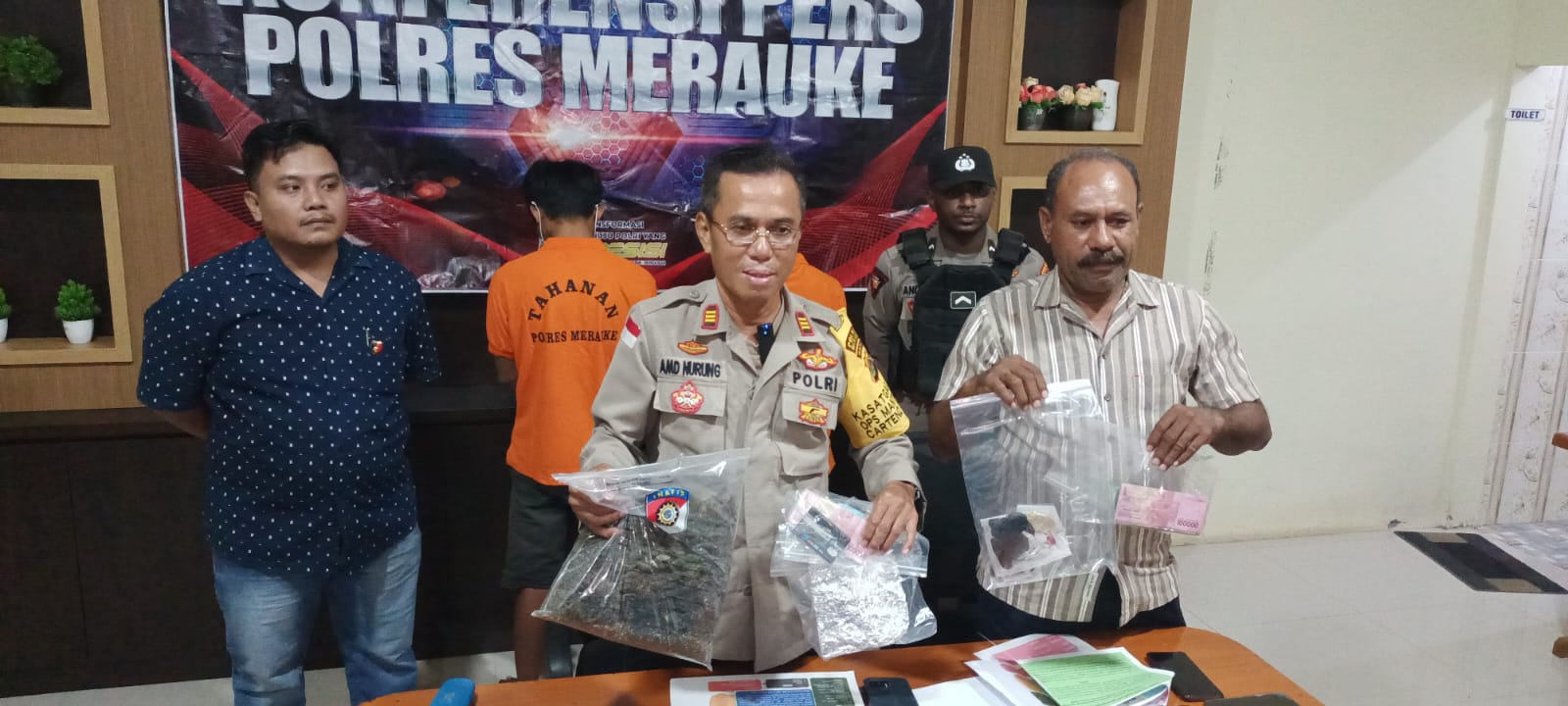 Sampel barang bukti ganja kering dalam kemasan yang siap diedarkan sedang ditunjuk. Tampak di belakang Kasi Humas Polres Merauke serta KBO Satnarkoda kedua tersangka – Surya Papua/Frans Kobun