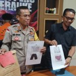 Kasi Humas Polres Merauke, AKP Ahmad Nurung didampingi KBO Satreskrim, Ipda SEwang menunjuk barang bukti pakaian korban – Surya Papua/Frans Kobun