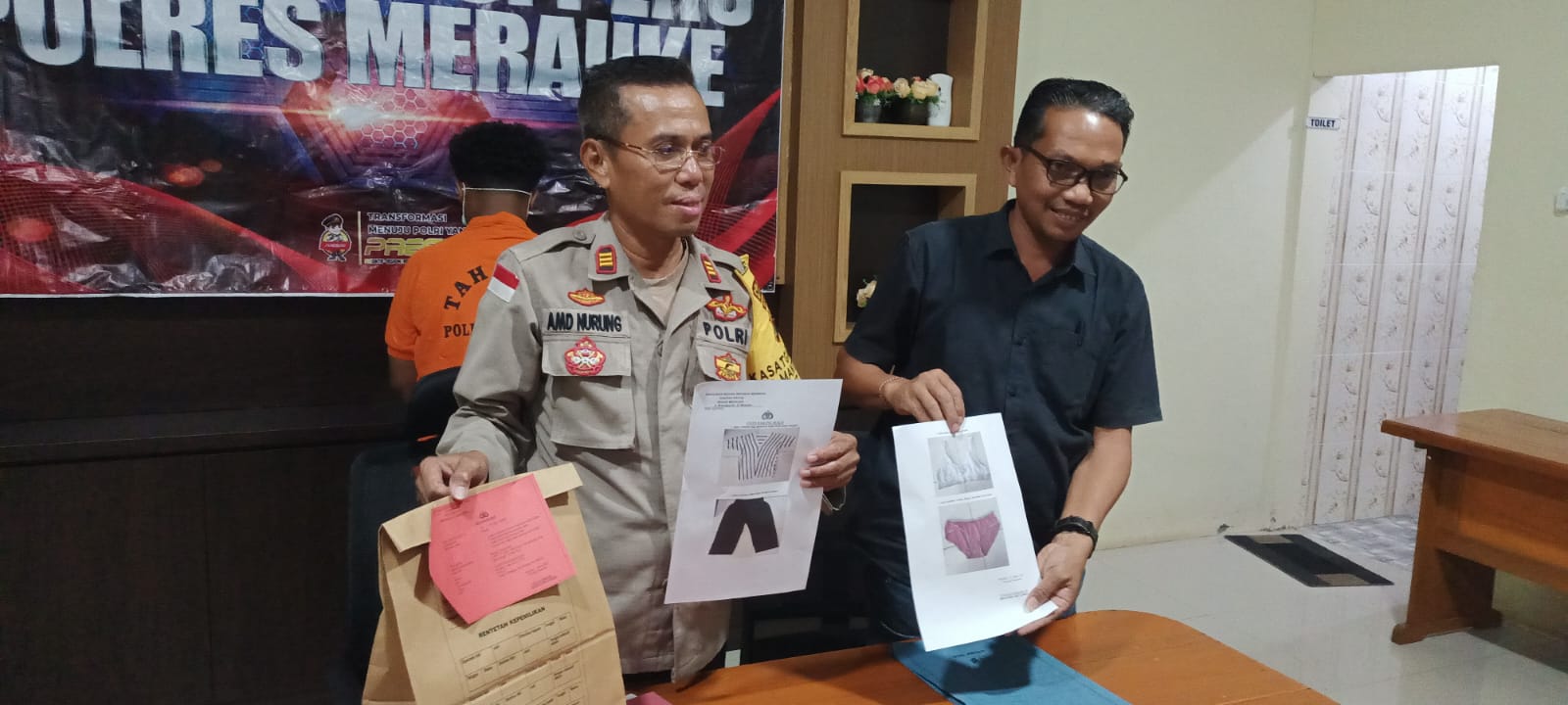 Kasi Humas Polres Merauke, AKP Ahmad Nurung didampingi KBO Satreskrim, Ipda SEwang menunjuk barang bukti pakaian korban – Surya Papua/Frans Kobun