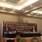 Ketua KPU Mappi, Yati Henok didampingi anggotanya sedang membacakan hasil penghitungan suara Pemilu – Surya Papua/Frans Kobun