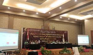 Ketua KPU Mappi, Yati Henok didampingi anggotanya sedang membacakan hasil penghitungan suara Pemilu – Surya Papua/Frans Kobun