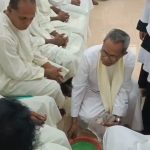 Pembasuhan kaki oleh Pastor Pius Oematan kepada perwakilan umat dari setiap lingkungan di Paroki Santa Theresia Buti dalam perayaan Kamis Putih – Surya Papua/Frans Kobun