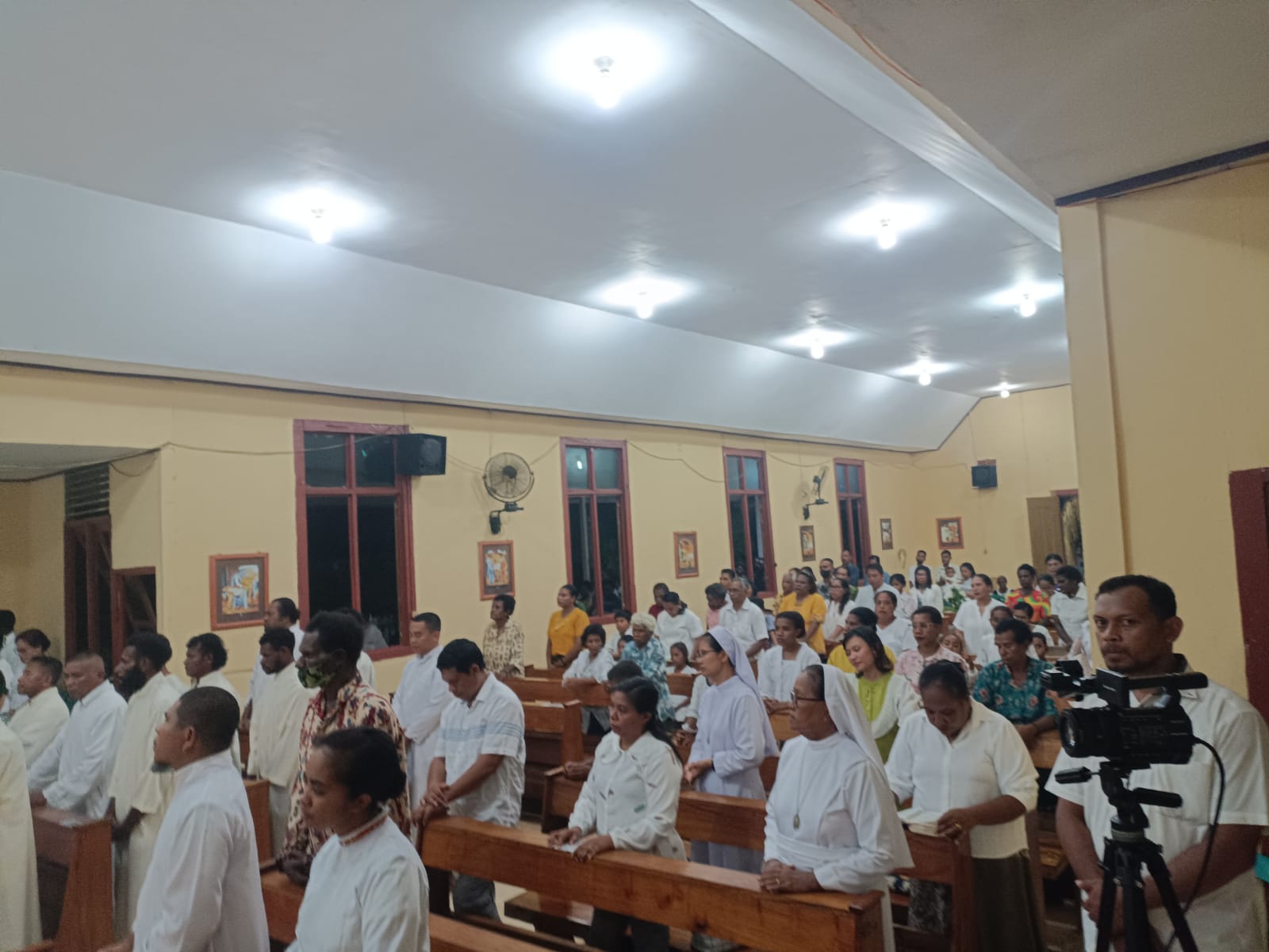 Suasana perayaan Kamis Putih dalam gereja yang dipadati 1000-an umat Katolik – Surya Papua/Frans Kobun