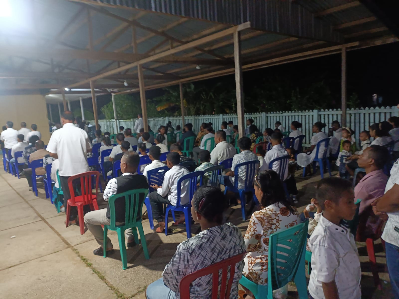 Umat yang berada di depan pintu masuk gereja saat mengikuti perayaan Kamis Putih – Surya Papua/Frans Kobun