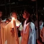 Pembakaran Lilin Paskah oleh Pastor Pius Oematan, Pr di samping gereja disaksikan ratusan umat – Surya Papua/Frans Kobun