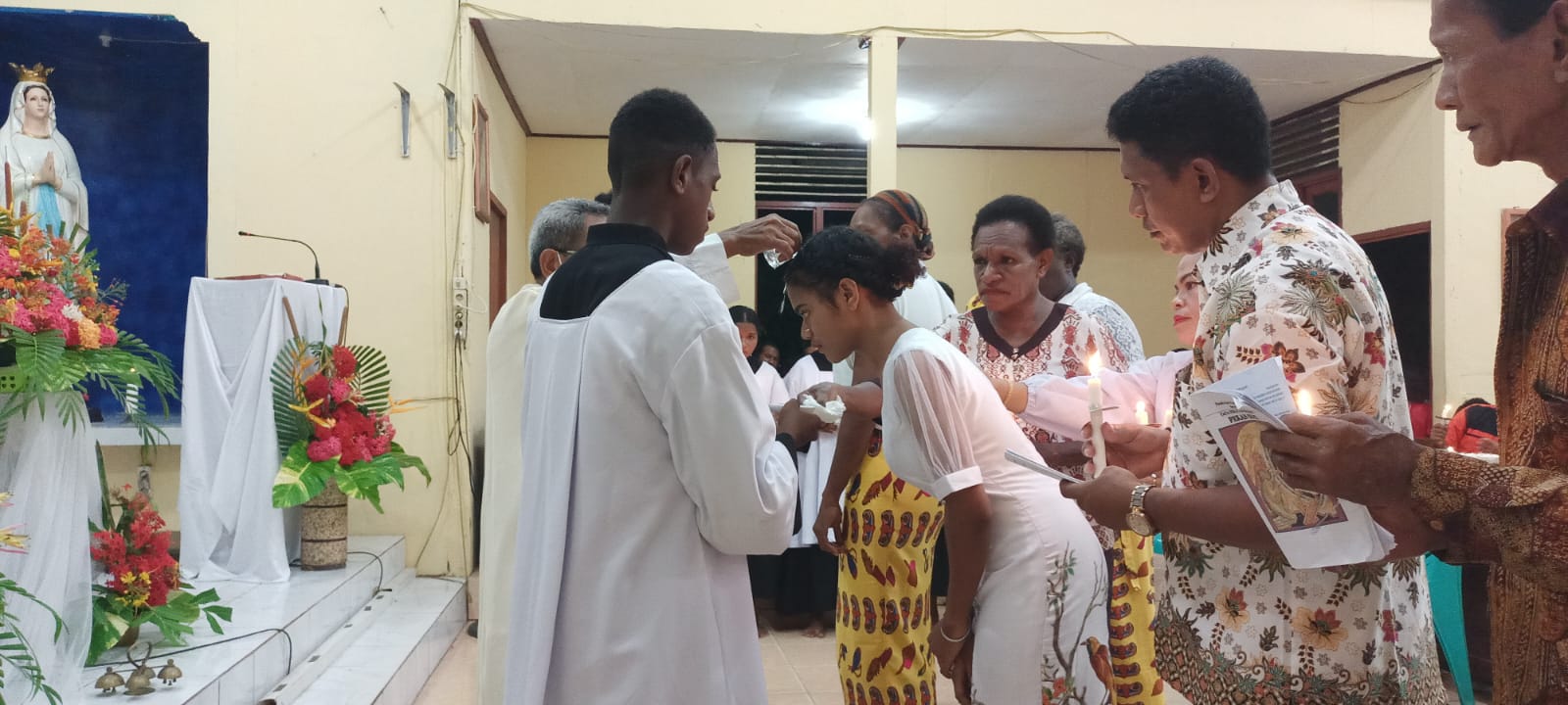 Pembaptisan dua orang sekaligus sebagai tanda resmi menjadi bagian dari umat Katolik – Surya Papua/Frans Kobun
