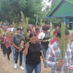 Ratusan Umat Katolik sedang melakukan perarakan menuju ke Gereja Katolik Santa Theresia Buti – Surya Papua/Frans Kobun