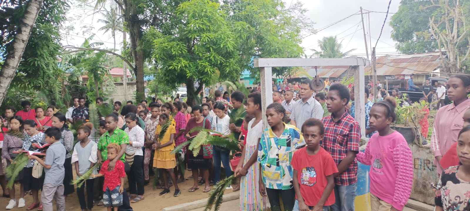 Umat yang memadati halaman salah satu rumah sebelum perarakan dilangsungkan – Surya Papua/Frans Kobun