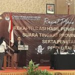 Pembukaan pleno rekapitulasi hasil penghitungan surat suara oleh KPU Provinsi Papua Selatan. Tampak Ketua KPU, Theresia Mahuze sedang pukul tifa di damping komisioner KPU lainnya – Surya Papua/Frans Kobun