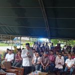 Tokoh Agama Kampung Rawasari, H. Ikhsan sedang memberikan sambutan pada buka puasa bersama – Surya Papua/Frans Kobun