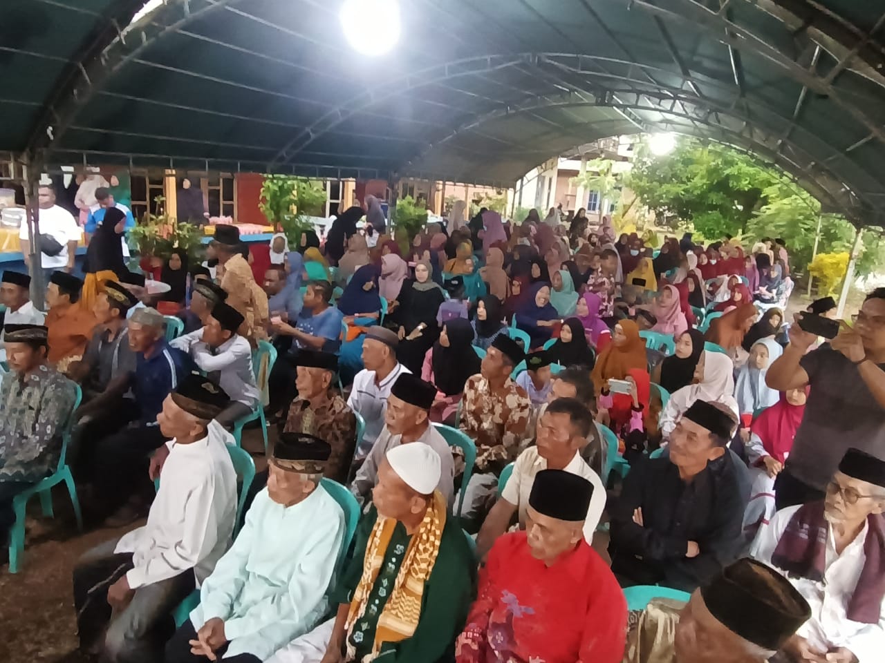 Ratusan masyarakat di Kampung Rawasari, Distrik Kurik buka puasa bersama Bupati Merauke, Romanus Mbaraka – Surya Papua/Frans Kobun