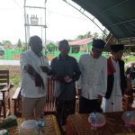 Bupati Merauke, Romanus Mbaraka sedang menyerahkan dana senilai Rp50 juta untuk penyelesaian Masjid Rawasari – Surya Papua/Frans Kobun