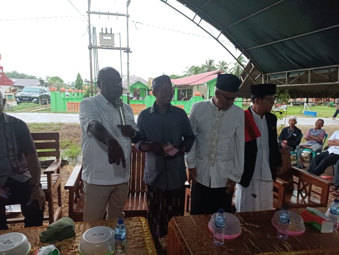 Bupati Merauke, Romanus Mbaraka sedang menyerahkan dana senilai Rp50 juta untuk penyelesaian Masjid Rawasari – Surya Papua/Frans Kobun