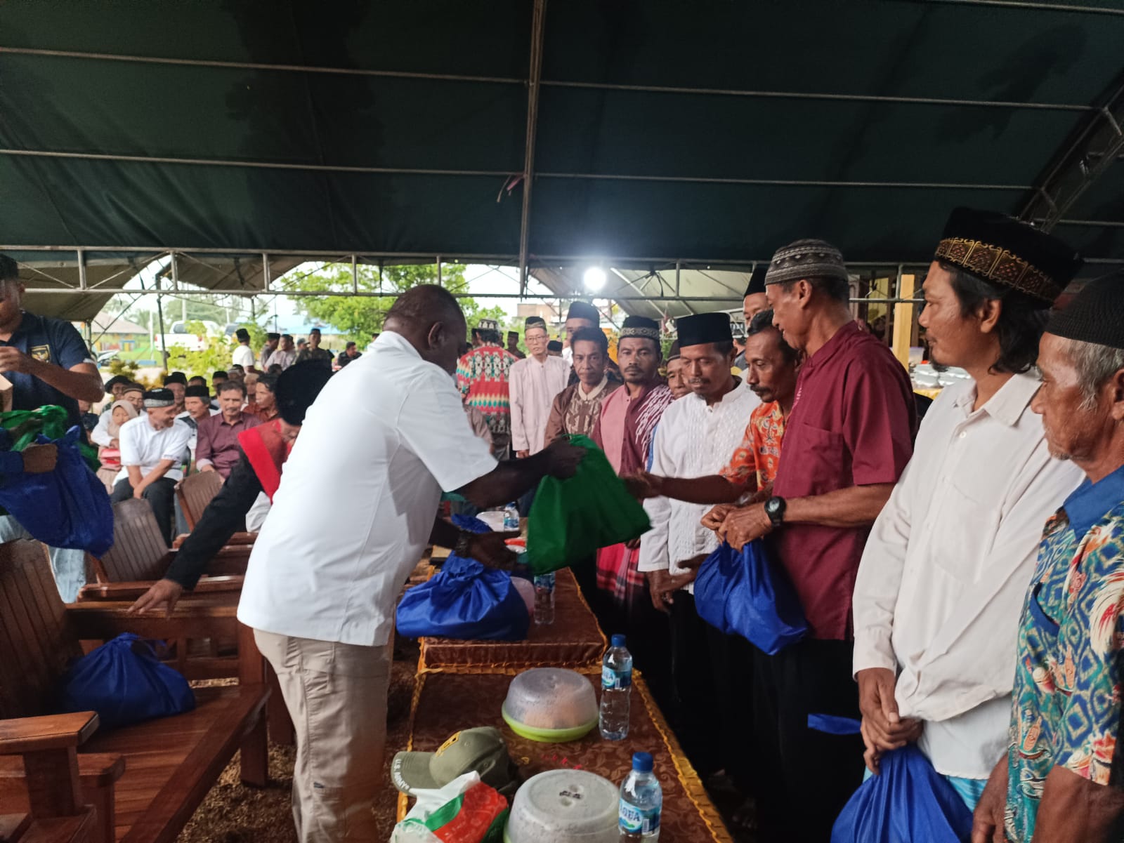 Perwakilan masyarakat sedang menerima bingkisan yang diserahkan secara simbolis oleh Bupati Merauke, Romanus Mbaraka – Surya Papua/Frans Kobun