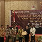 Komisioner KPU Mappi saat melakukan pleno tingkat provinsi di Swiss belhotel – Surya Papua/Frans Kobun