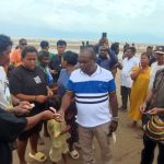 Bantuan dana yang diberikan Bupati Merauke, Romanus Mbaraka saat meninjau korban musibah air pasang – Surya Papua/Frans Kobun