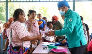 Pelayanan kesehatan secara gratis oleh tim medis dari TSE Group kepada nmasyarakat di Kampung Selili, Distrik Ulilin, Kabupaten Merauke – Surya Papua/IST