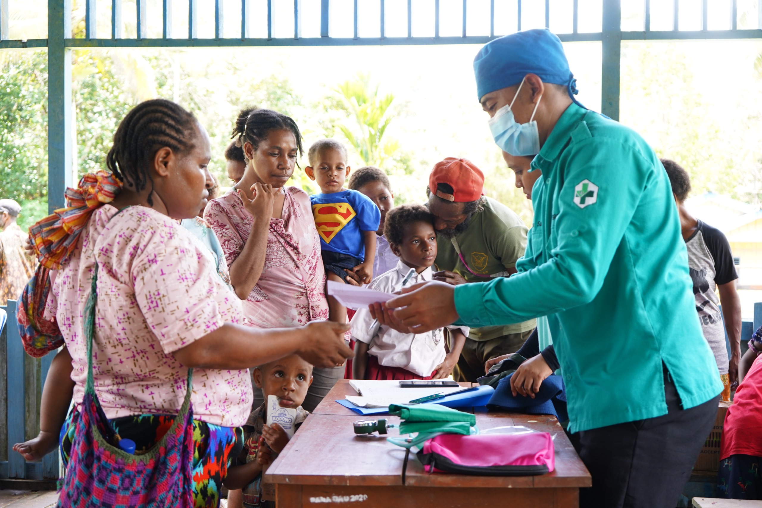 Pelayanan kesehatan secara gratis oleh tim medis dari TSE Group kepada nmasyarakat di Kampung Selili, Distrik Ulilin, Kabupaten Merauke – Surya Papua/IST