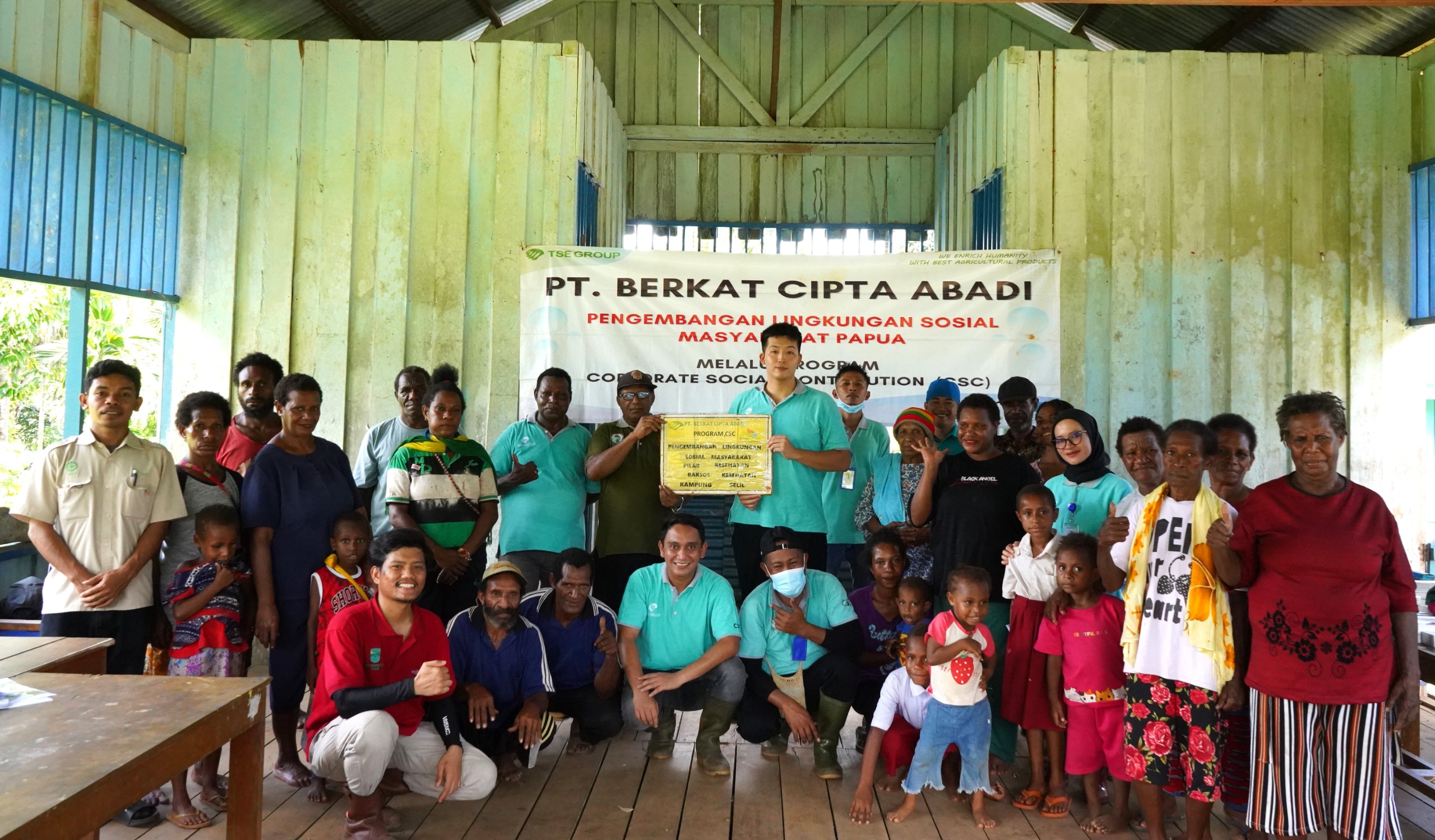 Foto bersama masyarakat Kampung Selili, Kabupaten Merauke usai pelayanan kesehatan dilakukan – Surya Papua/IST