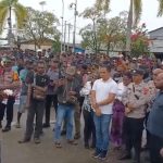 Ratusan OAP meneriaki Ketua MRPS dan penyelenggara pemilu saat aksi demionstrasi di Lingkaran Brawijaya – Surya Papua/Frans Kobun