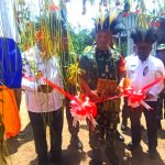 Pangdam XVII Cenderawasih, Mayjen TNI Izak Pangemanan didampingi Penjabat Gubernur Papua Selatan, Apolo Safanpo serta Bupati Merauke, Romanus Mbaraka saat diterima masyarakat di Kampung Poepe, Distrik Ngguti – Surya Papua/IST