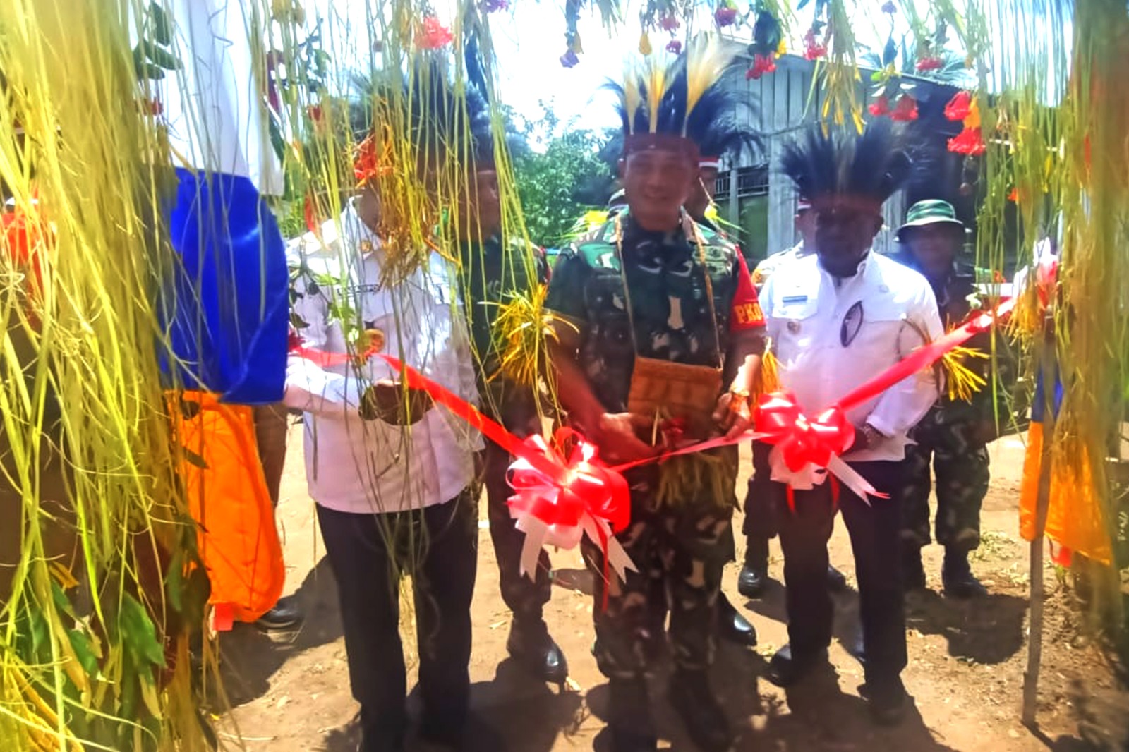 Pangdam XVII Cenderawasih, Mayjen TNI Izak Pangemanan didampingi Penjabat Gubernur Papua Selatan, Apolo Safanpo serta Bupati Merauke, Romanus Mbaraka saat diterima masyarakat di Kampung Poepe, Distrik Ngguti – Surya Papua/IST