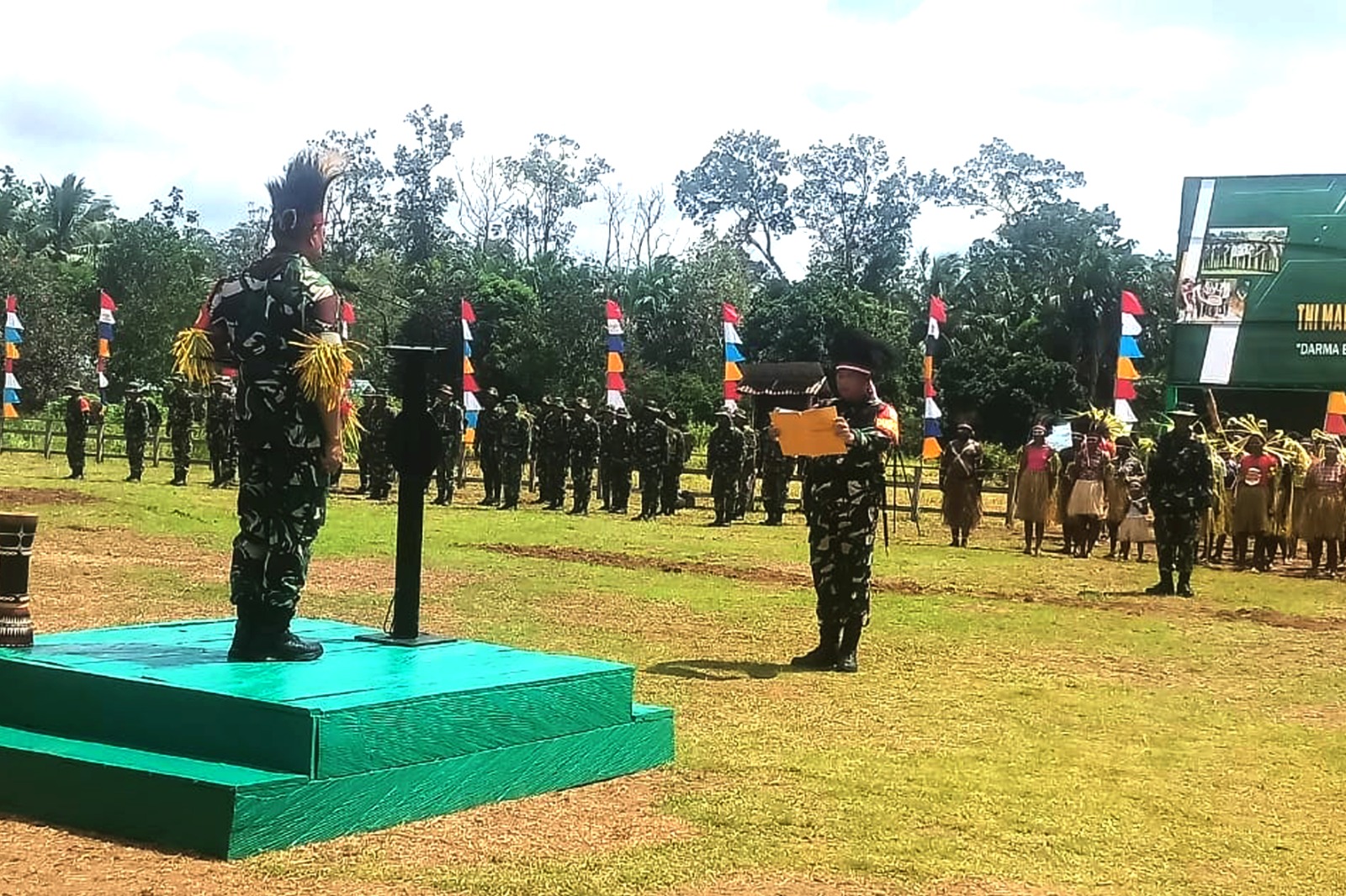 Upacara penutupan TMMD ke-119 oleh Pangdam  XVII Cenderawasih, Mayjen TNI Izak Pangemanan di Kampung Poepe, Distrik Ngguti – Surya Papua/IST