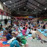 Ratusan masyarakat dari tiga kelurahan diungsikan ke GOR Hiad Sai – Surya Papua/Frans Kobun