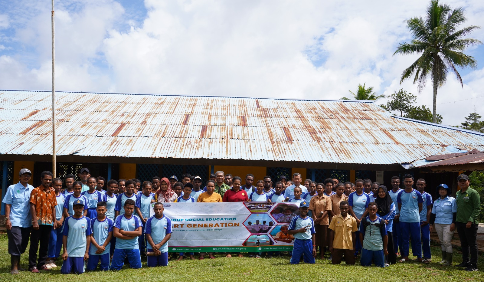 Foto bersama siswa-siswi SMPN jair di halaman sekolah usai kegiatan dilangsungkan – Surya Papua/IST